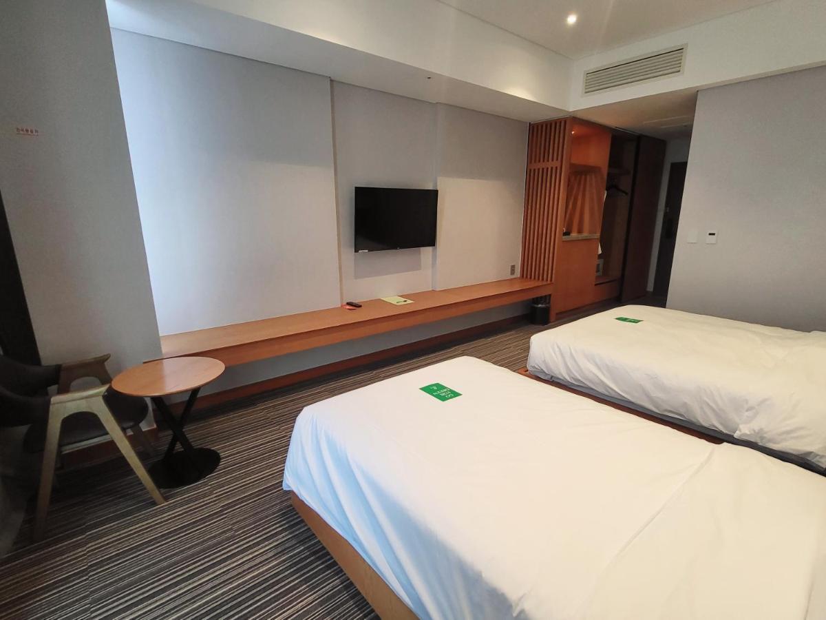 Hotel Tour Incheon Airport Hotel & Suites Экстерьер фото